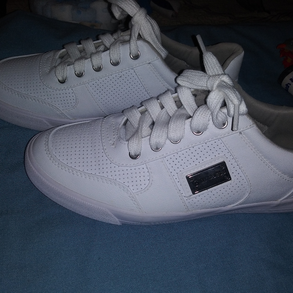 Womens Guess tennis shoes